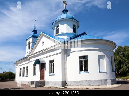 Volkhov, RUSSLAND, CIRCA-Jun 2016: Kleiner blau-weißer Tempel des Erzengels Michael. Sie liegt am Fluss Volkhov, Bezirk Volkhovsky von Leningra Stockfoto