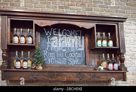 Whiskey-Flaschen werden im Welcome Center der St. Augustine Distillery ausgestellt Stockfoto