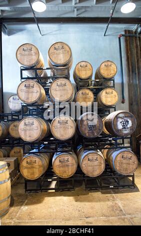 Whiskey-Fässer auf einem Gestell in der St. Augustine Distillery in St. Augustine, Florida, USA Stockfoto