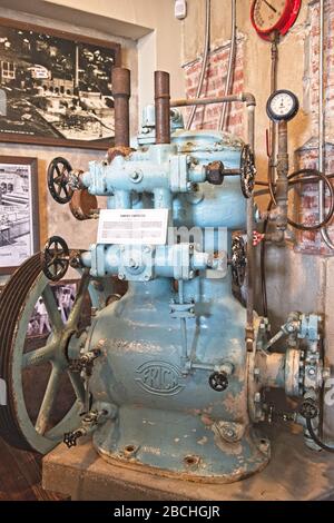 Kompressor in einer industriellen Umgebung in der St. Augustine Distillery in St. Augustine, Florida, USA Stockfoto