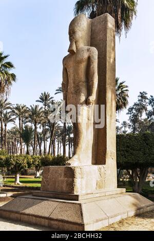 Blick auf die Ramesses II Statue im mit Rahina Museum in Memphis in Kairo, Ägypten. Stockfoto