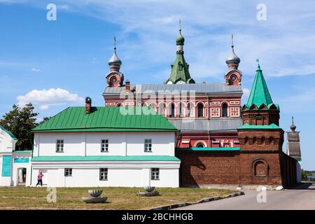 STARAYA LADOGA, CIRCA-Jun 2016: St. Nikolaus-Kloster. Es handelt sich um eine männliche klösterliche Gemeinschaft unter der Schirmherrschaft des Moskauer Patriarchats. Er befindet sich auf Volkh Stockfoto