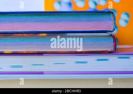 Alte Schulbücher übereinander gestapelt, Nahaufnahme von gestapelten alten Büchern Stockfoto