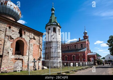 STARAYA LADOGA, CIRCA-Jun 2016: Das St. Nikolaus-Kloster wird umgebaut. Männliche Klostergemeinschaft befindet sich am Fluss Volkhov, Volkhovsky Distric Stockfoto