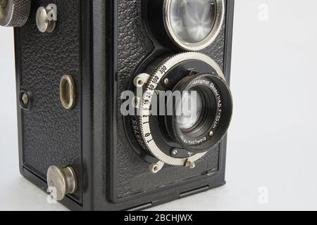 Nahaufnahme einer Vintage-Kamera auf weißem Hintergrund Stockfoto