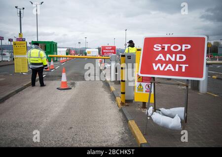 Glasgow, Großbritannien. April 2020. Abbildung: Neues Drive-Thru-Coronavirus (Kovid19)-Testzentrum für morgen. Das Hotel befindet sich auf dem Langzeitparkplatz des Flughafens Glasgow, der in ein mobiles Drive-Thru-Testzentrum umgewandelt wurde, um die Pandemie-Reaktion der schottischen Regierungen Covid-19 zu unterstützen. Kredit: Colin Fisher/Alamy Live News Stockfoto