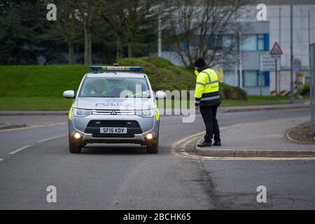 Glasgow, Großbritannien. April 2020. Abbildung: Neues Drive-Thru-Coronavirus (Kovid19)-Testzentrum für morgen. Das Hotel befindet sich auf dem Langzeitparkplatz des Flughafens Glasgow, der in ein mobiles Drive-Thru-Testzentrum umgewandelt wurde, um die Pandemie-Reaktion der schottischen Regierungen Covid-19 zu unterstützen. Kredit: Colin Fisher/Alamy Live News Stockfoto