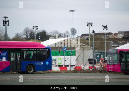 Glasgow, Großbritannien. April 2020. Abbildung: Neues Drive-Thru-Coronavirus (Kovid19)-Testzentrum für morgen. Das Hotel befindet sich auf dem Langzeitparkplatz des Flughafens Glasgow, der in ein mobiles Drive-Thru-Testzentrum umgewandelt wurde, um die Pandemie-Reaktion der schottischen Regierungen Covid-19 zu unterstützen. Kredit: Colin Fisher/Alamy Live News Stockfoto