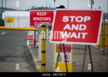 Glasgow, Großbritannien. April 2020. Abbildung: Neues Drive-Thru-Coronavirus (Kovid19)-Testzentrum für morgen. Das Hotel befindet sich auf dem Langzeitparkplatz des Flughafens Glasgow, der in ein mobiles Drive-Thru-Testzentrum umgewandelt wurde, um die Pandemie-Reaktion der schottischen Regierungen Covid-19 zu unterstützen. Kredit: Colin Fisher/Alamy Live News Stockfoto