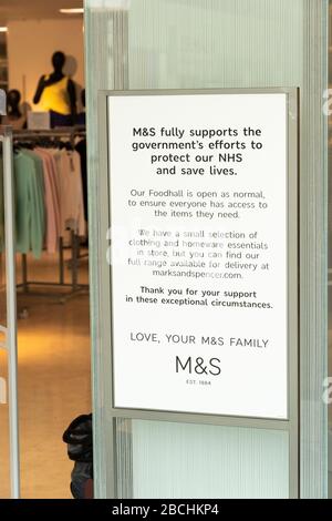 Ein Plakat in Marks and Spencer (M&S), das die Bemühungen der Regierung unterstützt, die NHS zu schützen und während der Coronavirus Covid-19-Pandemie, Großbritannien, Leben zu retten Stockfoto