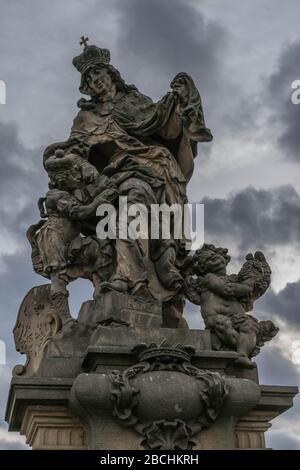 Statue der Heiligen Ludmila, Karlsbrücke, Prag Stockfoto