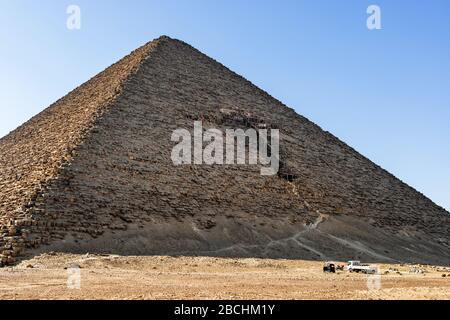 Blick auf die Rote Pyramide in Dahschur. Sie wird auch Nordpyramide genannt, ist die größte der drei großen Pyramiden, die sich auf der Dahschur-Nekropole befinden Stockfoto