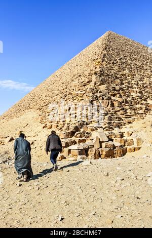 Dahschur, Kairo, Ägypten - 5. Januar 2015: Touristen besuchen die Rote Pyramide in Dahschur. Sie wird Nordpyramide genannt, ist die größte von drei großen Pyramiden Loca Stockfoto