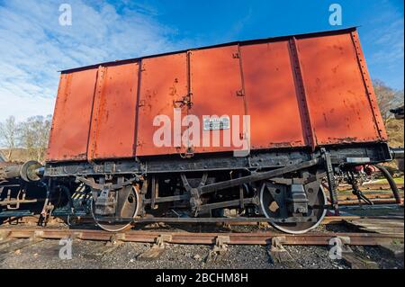 Alter traditioneller Eisenbahn-Rollwagen auf einem Abstellplatz im ländlichen Landbahnhof Stockfoto