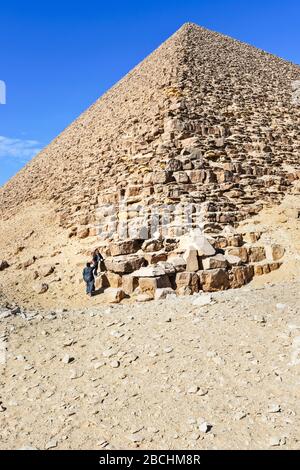 Dahschur, Kairo, Ägypten - 5. Januar 2015: Touristen besuchen die Rote Pyramide in Dahschur. Sie wird Nordpyramide genannt, ist die größte von drei großen Pyramiden Loca Stockfoto