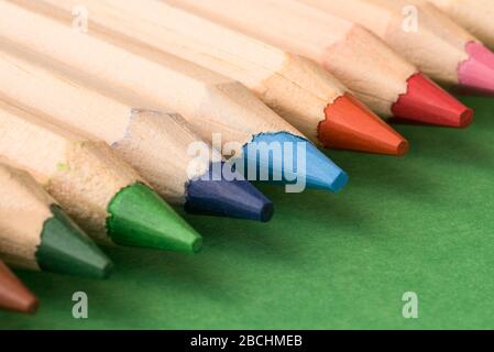 Mehrere farbige Bleistifte in einer Reihe Stockfoto
