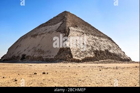 Blick auf die Rote Pyramide in Dahschur. Sie wird auch Nordpyramide genannt, ist die größte der drei großen Pyramiden, die sich auf der Dahschur-Nekropole befinden Stockfoto