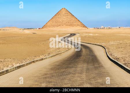 Besuch der Roten Pyramide in Dahschur. Sie wird auch Nordpyramide genannt, ist die größte der drei großen Pyramiden, die sich auf der Dahschur-Nekropole in befinden Stockfoto