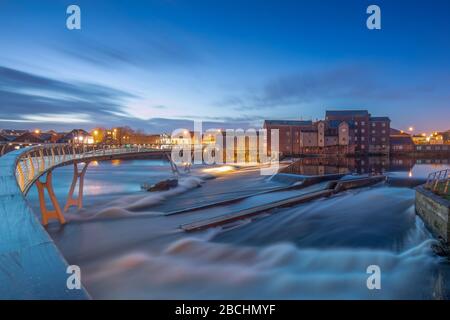 Castleford West Yorkshire, England. Morgen am Fluss Aire, Steinmühle Allinsons und Weir in der Nähe der Millennium Brücke und dem Stadtzentrum Stockfoto