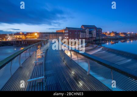 Castleford West Yorkshire, England. Morgen am Fluss Aire, Steinmühle Allinsons und Weir in der Nähe der Millennium Brücke und dem Stadtzentrum Stockfoto