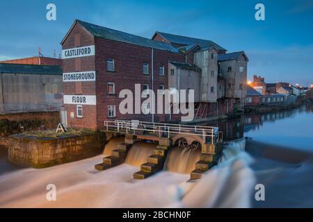 Castleford West Yorkshire, England. Morgen am Fluss Aire, Steinmühle Allinsons und Weir in der Nähe der Millennium Brücke und dem Stadtzentrum Stockfoto