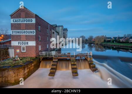 Castleford West Yorkshire, England. Morgen am Fluss Aire, Steinmühle Allinsons und Weir in der Nähe der Millennium Brücke und dem Stadtzentrum Stockfoto