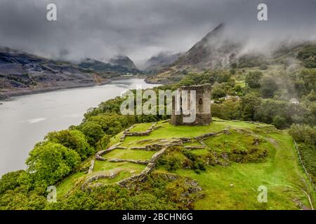 Dolbadarn Castle in der Nähe von llanberis in Snowdonia North Wales UK Drohnenfoto mit Blick auf Llyn Padarn in Richtung llanberis Pass. Stockfoto