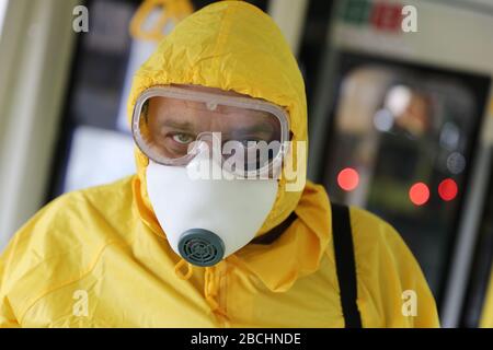 Lviv, Ukraine, 03. März 2020. Arbeiter desinfizieren einen Obus, nachdem er an einem Busdepot angekommen ist.der erste Fall des neuartigen Coronavirus Covid-19 ist mit der Kon Stockfoto