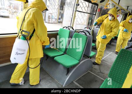 Lviv, Ukraine, 03. März 2020. Arbeiter desinfizieren einen Obus, nachdem er an einem Busdepot angekommen ist.der erste Fall des neuartigen Coronavirus Covid-19 ist mit der Kon Stockfoto