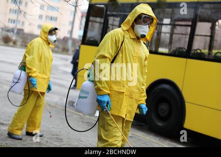 Lviv, Ukraine, 03. März 2020. Arbeiter desinfizieren einen Obus, nachdem er an einem Busdepot angekommen ist.der erste Fall des neuartigen Coronavirus Covid-19 ist mit der Kon Stockfoto