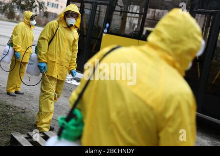 Lviv, Ukraine, 03. März 2020. Arbeiter desinfizieren einen Obus, nachdem er an einem Busdepot angekommen ist.der erste Fall des neuartigen Coronavirus Covid-19 ist mit der Kon Stockfoto
