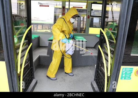 Lviv, Ukraine, 03. März 2020. Arbeiter desinfizieren einen Obus, nachdem er an einem Busdepot angekommen ist.der erste Fall des neuartigen Coronavirus Covid-19 ist mit der Kon Stockfoto