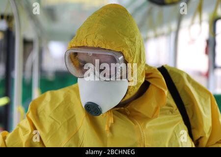Lviv, Ukraine, 03. März 2020. Arbeiter desinfizieren einen Obus, nachdem er an einem Busdepot angekommen ist.der erste Fall des neuartigen Coronavirus Covid-19 ist mit der Kon Stockfoto