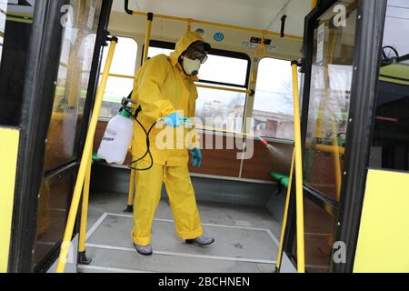 Lviv, Ukraine, 03. März 2020. Arbeiter desinfizieren einen Obus, nachdem er an einem Busdepot angekommen ist.der erste Fall des neuartigen Coronavirus Covid-19 ist mit der Kon Stockfoto