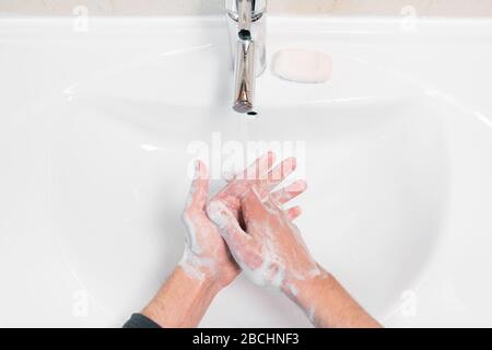 Waschen von Händen mit Seifenmann zur Vorbeugung gegen Corona-Viren, Hygiene, um die Ausbreitung von Coronavirus zu stoppen. Stockfoto