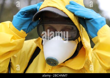 Lviv, Ukraine, 03. März 2020. Arbeiter desinfizieren einen Obus, nachdem er an einem Busdepot angekommen ist.der erste Fall des neuartigen Coronavirus Covid-19 ist mit der Kon Stockfoto