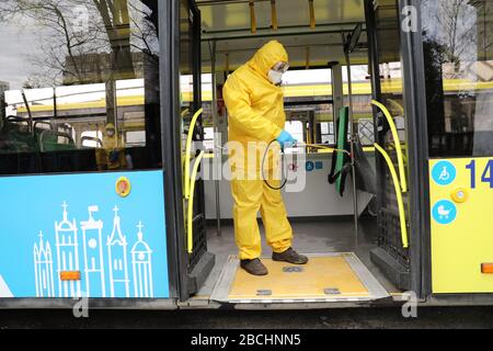 Lviv, Ukraine, 03. März 2020. Arbeiter desinfizieren einen Obus, nachdem er an einem Busdepot angekommen ist.der erste Fall des neuartigen Coronavirus Covid-19 ist mit der Kon Stockfoto