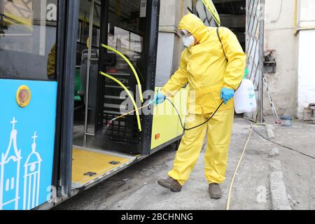 Lviv, Ukraine, 03. März 2020. Arbeiter desinfizieren einen Obus, nachdem er an einem Busdepot angekommen ist.der erste Fall des neuartigen Coronavirus Covid-19 ist mit der Kon Stockfoto