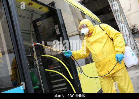 Lviv, Ukraine, 03. März 2020. Arbeiter desinfizieren einen Obus, nachdem er an einem Busdepot angekommen ist.der erste Fall des neuartigen Coronavirus Covid-19 ist mit der Kon Stockfoto