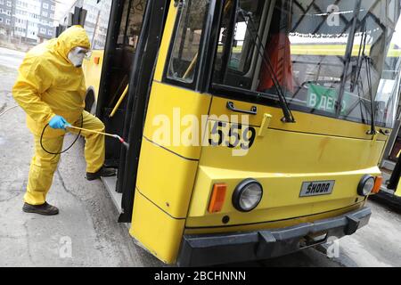 Lviv, Ukraine, 03. März 2020. Arbeiter desinfizieren einen Obus, nachdem er an einem Busdepot angekommen ist.der erste Fall des neuartigen Coronavirus Covid-19 ist mit der Kon Stockfoto