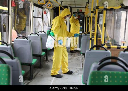 Lviv, Ukraine, 03. März 2020. Arbeiter desinfizieren einen Obus, nachdem er an einem Busdepot angekommen ist.der erste Fall des neuartigen Coronavirus Covid-19 ist mit der Kon Stockfoto