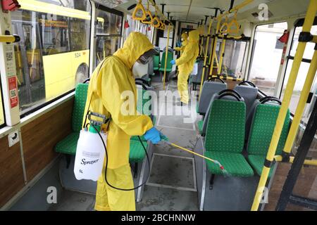 Lviv, Ukraine, 03. März 2020. Arbeiter desinfizieren einen Obus, nachdem er an einem Busdepot angekommen ist.der erste Fall des neuartigen Coronavirus Covid-19 ist mit der Kon Stockfoto