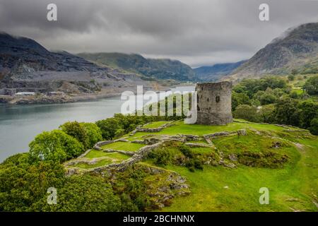 Dolbadarn Castle in der Nähe von llanberis in Snowdonia North Wales UK Drohnenfoto mit Blick auf Llyn Padarn in Richtung llanberis Pass. Stockfoto