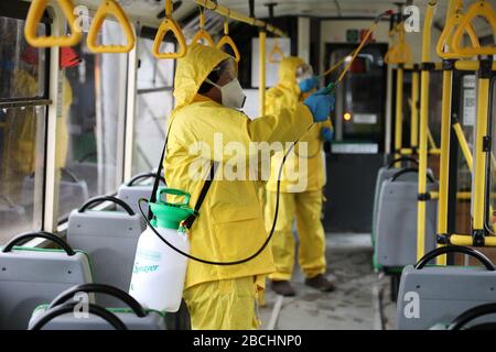 Lviv, Ukraine, 03. März 2020. Arbeiter desinfizieren einen Obus, nachdem er an einem Busdepot angekommen ist.der erste Fall des neuartigen Coronavirus Covid-19 ist mit der Kon Stockfoto