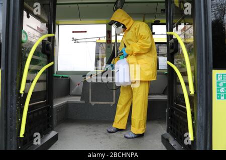 Lviv, Ukraine, 03. März 2020. Arbeiter desinfizieren einen Obus, nachdem er an einem Busdepot angekommen ist.der erste Fall des neuartigen Coronavirus Covid-19 ist mit der Kon Stockfoto