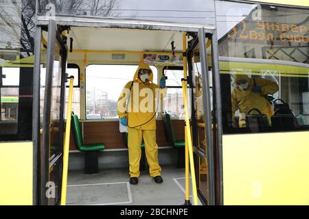 Lviv, Ukraine, 03. März 2020. Arbeiter desinfizieren einen Obus, nachdem er an einem Busdepot angekommen ist.der erste Fall des neuartigen Coronavirus Covid-19 ist mit der Kon Stockfoto