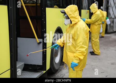 Lviv, Ukraine, 03. März 2020. Arbeiter desinfizieren einen Obus, nachdem er an einem Busdepot angekommen ist.der erste Fall des neuartigen Coronavirus Covid-19 ist mit der Kon Stockfoto
