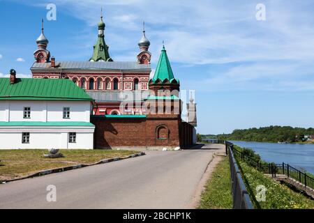 STARAYA LADOGA, CIRCA-Jun 2016: Straße führt mitten durch das St. Nikolaus-Kloster und den Fluss Volkhov. In Volkh befindet sich eine funktionierende Männerklöstergemeinschaft Stockfoto