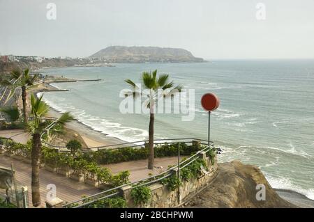 Der Distrikt Miraflores ist einer der beliebtesten Strände mitten im peruanischen Lima Stockfoto