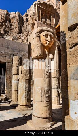 Blick auf die beeindruckende in Stein gehauene Statue der weiblichen Königin Hatschepsut im Tempel der Hatschepsut in Luxor, Ägypten. Stockfoto